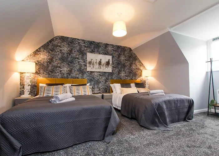 Newly Renovated Modern House With Free Parking