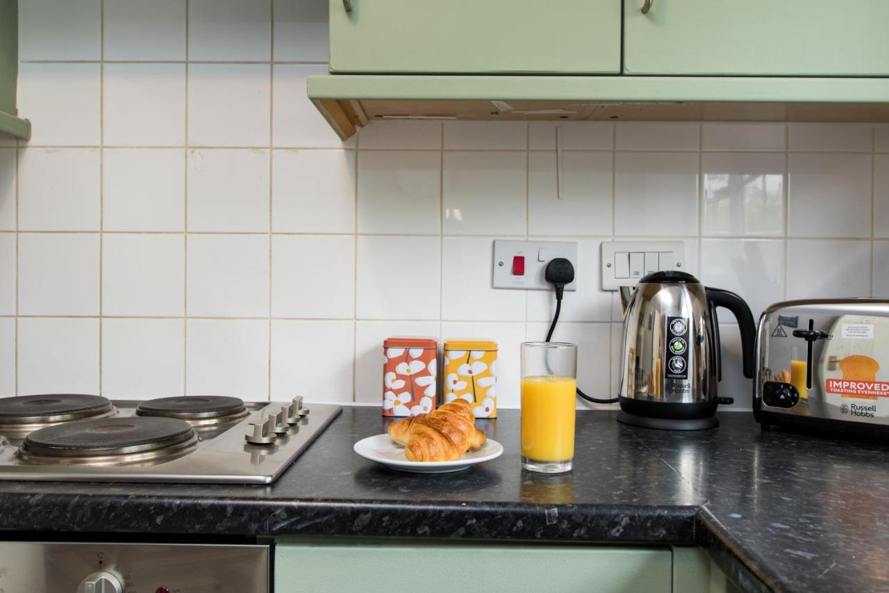Newly Renovated Modern House With Free Parking