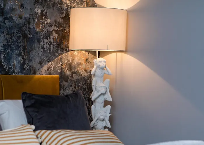 Newly Renovated Modern House With Free Parking
