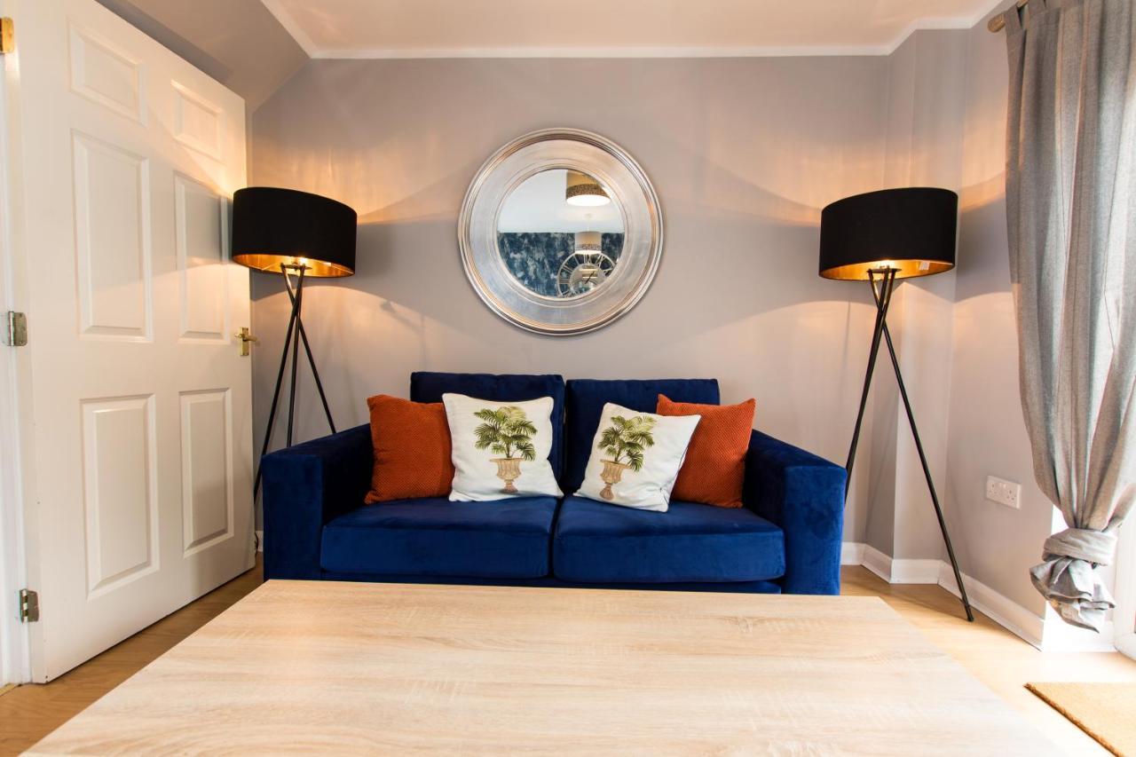 Newly Renovated Modern House With Free Parking